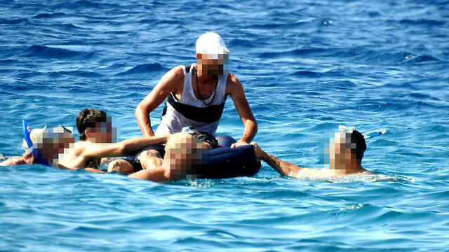 Попытка спасения утонувшего. Фото: Дрор Саги