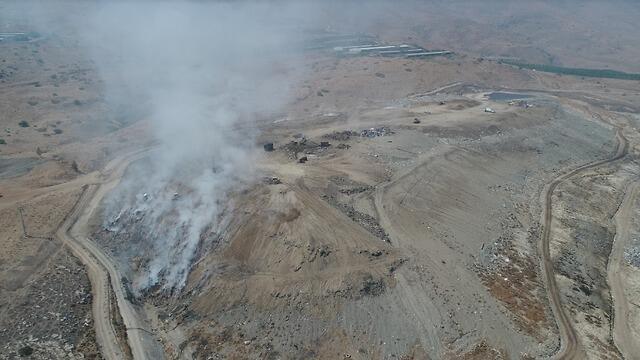 Пожар на мусорной свалке "Хагаль". Фото: Эяль Яффе, минэкологии (צילום: איל יפה, המשרד להגנת הסביבה) Пожар на мусорной свалке "Хагаль". Фото: Эяль Яффе, минэкологии