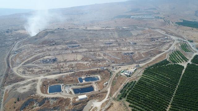 Пожар на мусорной свалке "Хагаль". Фото: Эяль Яффе, минэкологии (צילום: איל יפה, המשרד להגנת הסביבה) Пожар на мусорной свалке "Хагаль". Фото: Эяль Яффе, минэкологии