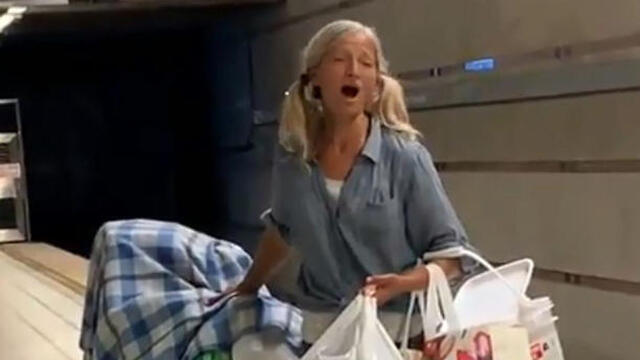 Бездомная россиянка поет в метро. Фото: AFP (צילום: AFP) Бездомная россиянка поет в метро. Фото: AFP