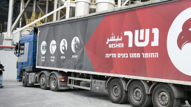 "החומר שממנו בונים מדינה". מפעל נשר. 