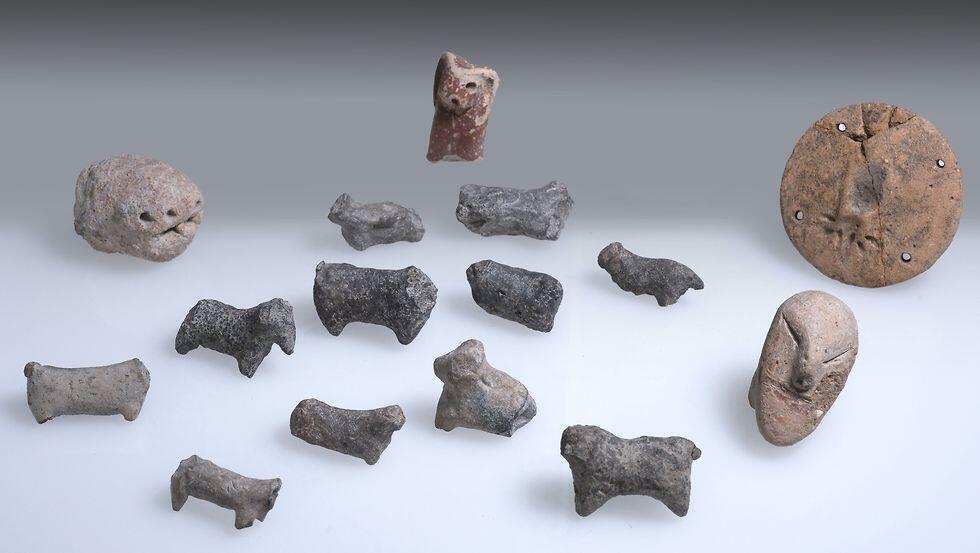 Various statues were found at the site (צילום" קלרה עמית, רשות העתיקות) Various statues were found at the site