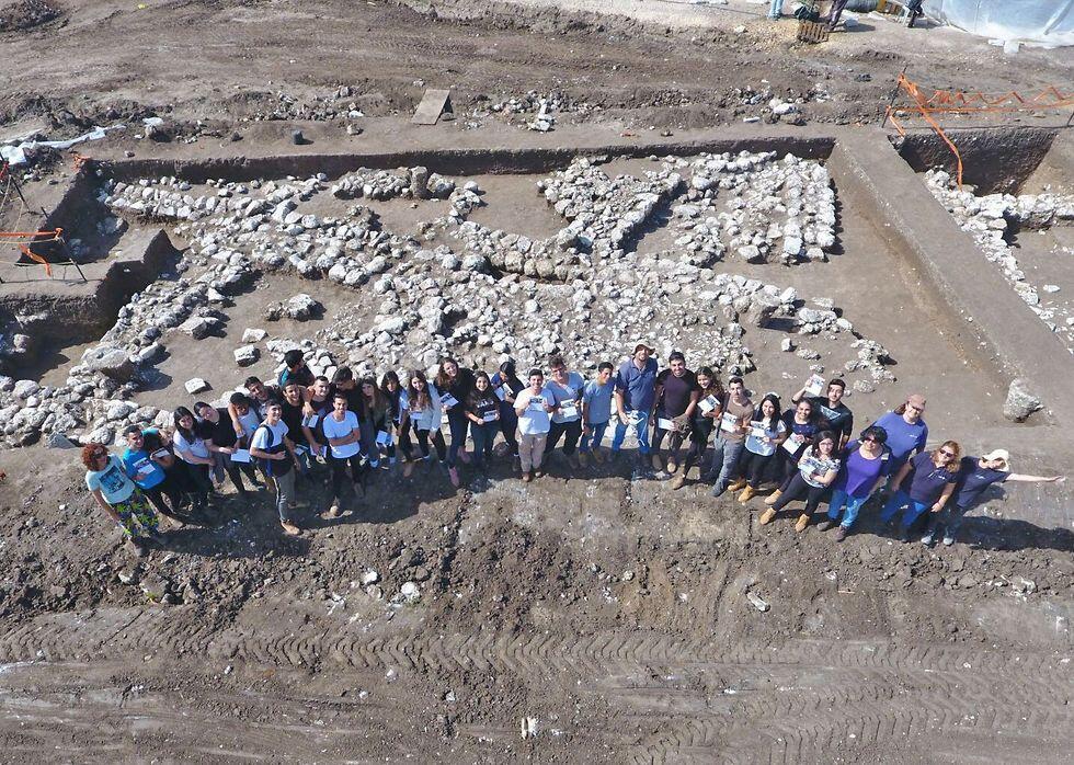 Thousands of volunteers participated in the dig (צילום אווירי: יצחק מרמלשטיין, רשות העתיקות) Thousands of volunteers participated in the dig