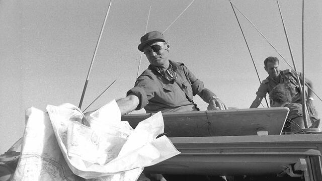 Moshe Dayan visiting troops on the Egyptian front during the war (צילום: במחנה, באדיבות ארכיון צה"ל במשרד הביטחון) Moshe Dayan visiting troops on the Egyptian front during the war