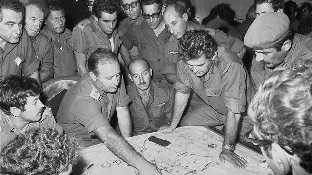 IDF Chief of Staff David Elazar meets with the heads of the Northern Command during the war (צילום: דובר צה"ל, באדיבות ארכיון צה"ל במשרד הביטחון ) IDF Chief of Staff David Elazar meets with the heads of the Northern Command during the war
