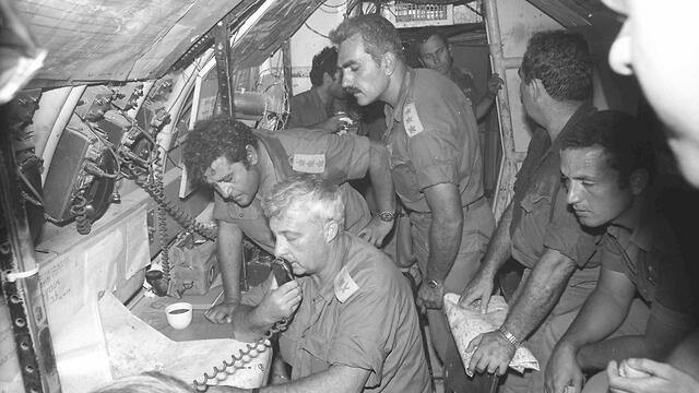 Maj. Gen. Ariel Sharon (holding the radio) during the Yom Kippur War (צילום: דובר צה"ל, באדיבות ארכיון צה"ל במשרד הביטחון ) Maj. Gen. Ariel Sharon (holding the radio) during the Yom Kippur War