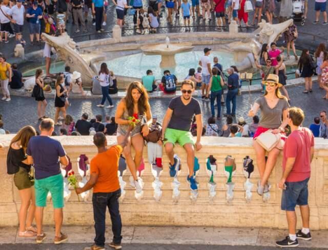 В Риме предлагают в подарок цветы, а потом требуют за них деньги. Фото: Diego Fiore, shutterstock