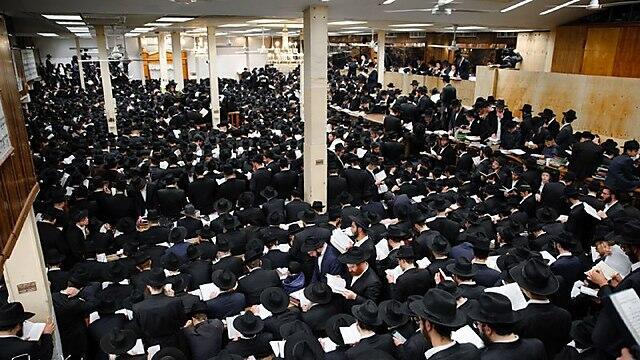 Совместаня молитва в Центре ХАБАДа в Бруклине. Фото: Шими Кутнер (צילום: שימי קוטנר) Совместаня молитва в Центре ХАБАДа в Бруклине. Фото: Шими Кутнер