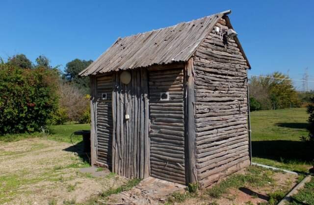 Деревянный склад сельхозпродукции - одно из сохранившихся зданий фермы. Фото: Леон Левитас