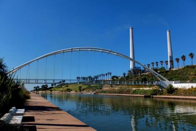 Мост соединяет набережные по обеим сторонам реки. Фото: Леон Левитас