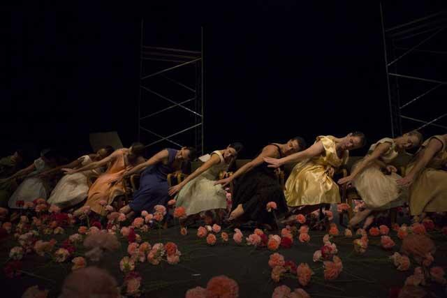 Сцена из спектакля "Гвоздики". Фото: Ласло Сито