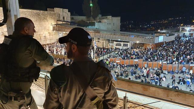 Молитва у Стены плача. Фото: Эли Мандельбаум (צילום: אלי מנדלבאום) Молитва у Стены плача. Фото: Эли Мандельбаум