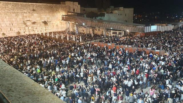 Молитва у Стены плача. Фото: Эли Мандельбаум (צילום: אלי מנדלבאום) Молитва у Стены плача. Фото: Эли Мандельбаум