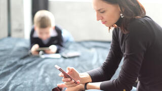 אישה עם סמארטפון