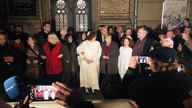 Chancellor Angela Merkel attends a solidarity rally in Berlin after the deadly shooting at a synagogue in Halle on Yom Kippur (מתוך הטוויטר של Marc Felix Serrao) Chancellor Angela Merkel attends a solidarity rally in Berlin after the deadly shooting at a synagogue in Halle on Yom Kippur