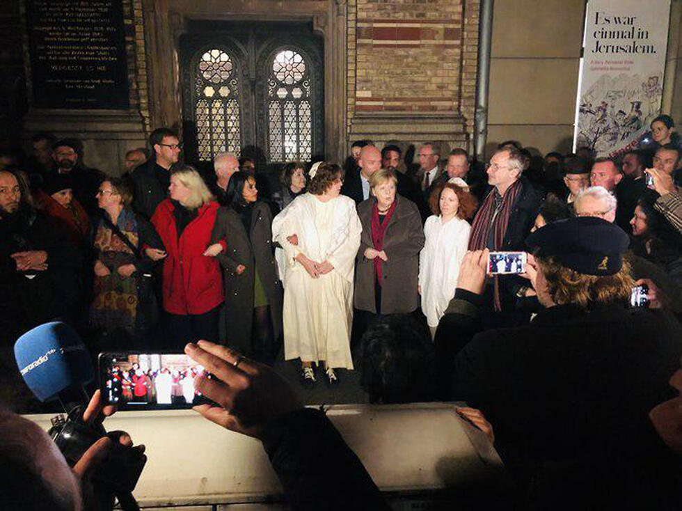 Меркель в синагоге. Фото: Marc Felix Serrao