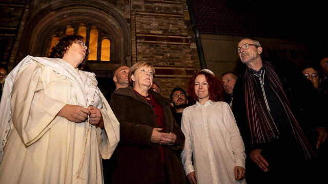 Chancellor Angela Merkel attends a solidarity rally in Berlin after the deadly shooting at a synagogue in Halle on Yom Kippur (צילום: AP) Chancellor Angela Merkel attends a solidarity rally in Berlin after the deadly shooting at a synagogue in Halle on Yom Kippur