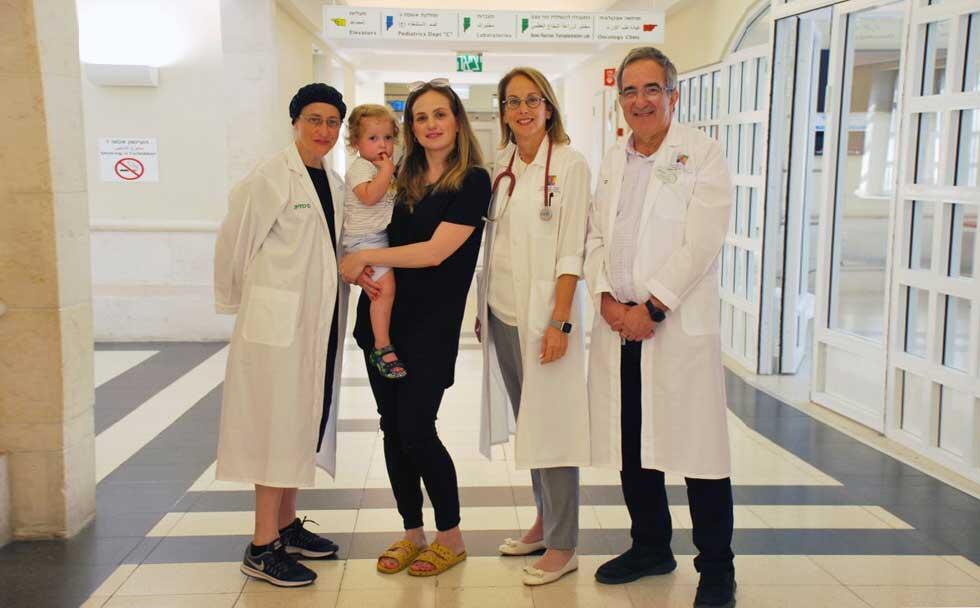 Врачи больницы "Шнайдер" со спасенным малышом. Фото: пресс-служба больницы (Фото: пресс-служба "Шнайдер") Врачи больницы "Шнайдер" со спасенным малышом. Фото: пресс-служба больницы