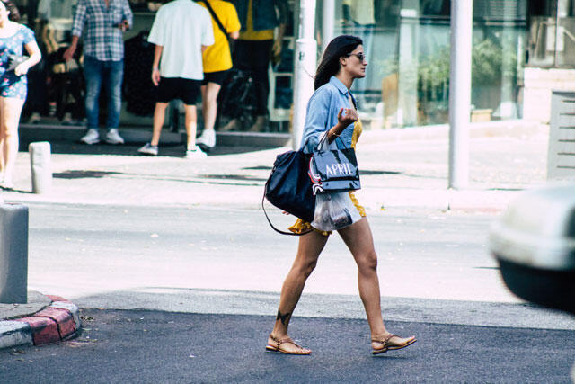 Тель-авивская модница: главное - удобство. Фото: Jose HERNANDEZ Camera 51/shutterstock