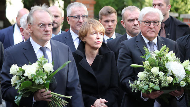 L-R: Prime Minister of Saxony-Anhalt Reiner Haseloff, Elke Büdenbender and her husband German President Frank-Walter Steinmeier visit the scene a day after a deadly shooting at a synagogue in Halle on Yom Kippur (Photo: Jan Woitas/DPA/ABACAPRESS.COM) L-R: Prime Minister of Saxony-Anhalt Reiner Haseloff, Elke Büdenbender and her husband German President Frank-Walter Steinmeier visit the scene a day after a deadly shooting at a synagogue in Halle on Yom Kippur