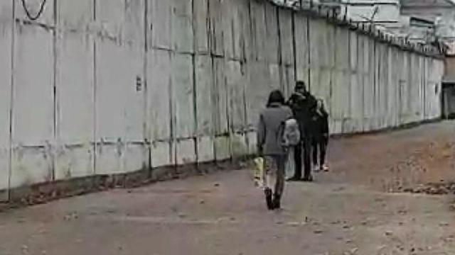 Яфа Иссахар возле здания тюрьмы. Фото: Ноа Лави