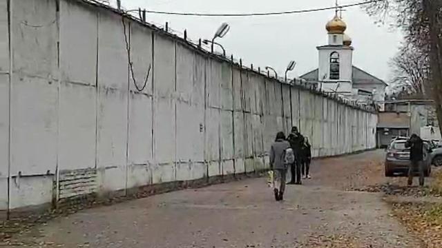 Яффа Иссахар (со спины) у стен колонии, где содержится дочь. Фото: Ноа Лави