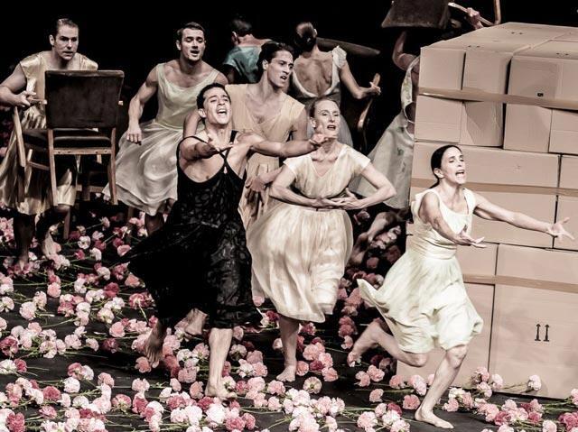 Сцена из спектакля "Гвоздики". Фото: Йохен Вьехофф (Сцена из спектакля "Гвоздики". Фото: Йохен Вьехофф) Сцена из спектакля "Гвоздики". Фото: Йохен Вьехофф