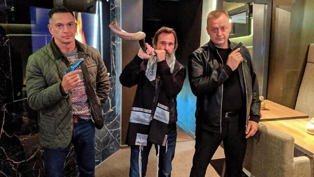 Kirt Schneider and his shofar, his bodyguards and their guns 