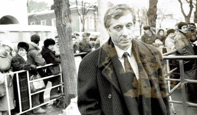 Шмуэль Бен-Цви в Москве, на фоне очереди ожидающих выезда в Израиль. Фото 1990 года из личного архива (Фото предоставлено автором) Шмуэль Бен-Цви в Москве, на фоне очереди ожидающих выезда в Израиль. Фото 1990 года из личного архива