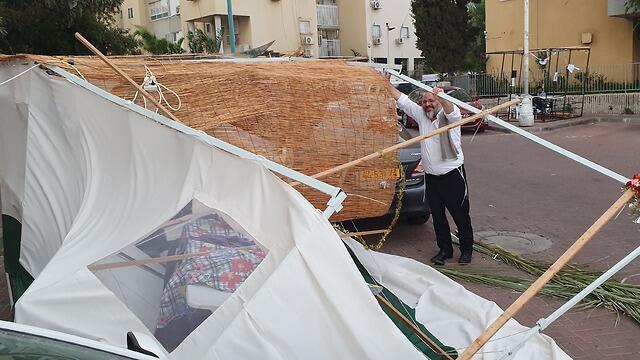 Ветер снес сукку в Сдероте. Фото: Хаим Охайон (צילום: חיים אוחיון ) Ветер снес сукку в Сдероте. Фото: Хаим Охайон