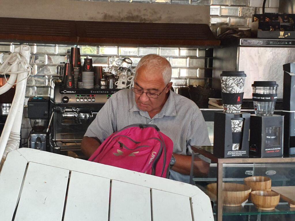 פקח משרד הבריאות סניף ארומה סגור נסגר הוצאת טונה רחוב מנחם בגין תל אביב שני לקוחות אישפוז סנדוויץ (צילום: יריב כץ) פקח משרד הבריאות סניף ארומה סגור נסגר הוצאת טונה רחוב מנחם בגין תל אביב שני לקוחות אישפוז סנדוויץ