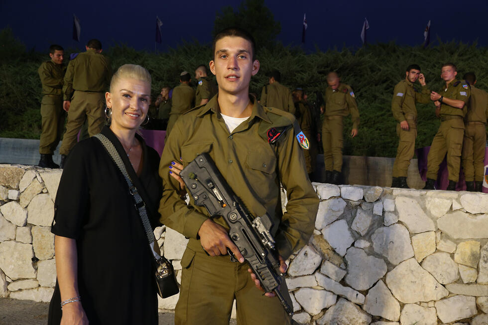 Олег с мамой Татьяной во время принятия присяги. Фото: Шауль Голан