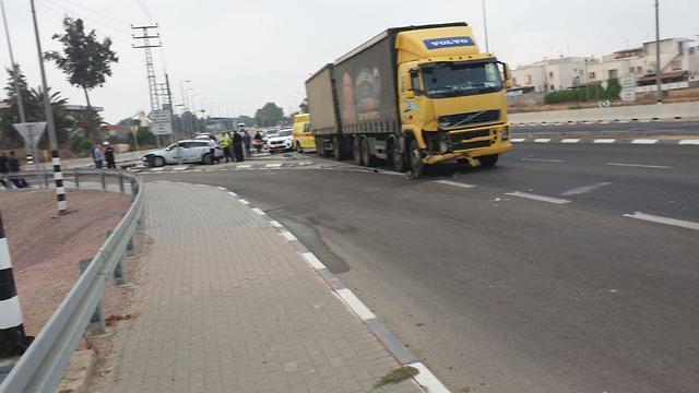 Место аварии. Фото: отдел безопасности Шеар ха-Негев (צילום: מחלקת בטחון שער הנגב) Место аварии. Фото: отдел безопасности Шеар ха-Негев