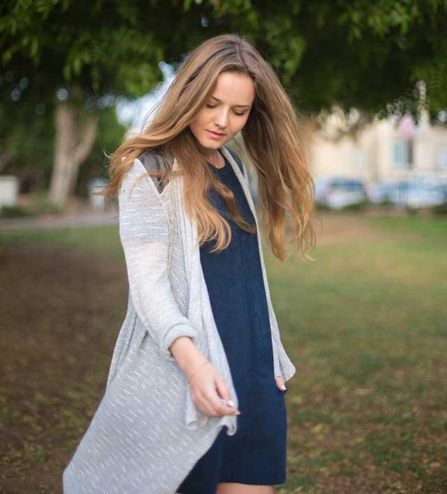 Привычная картина в Израиле: легкий кардиагн заменяет плащ или куртку. Фото: Silverlev / shutterstock.com (Фото: Silverlev / Shutterstock.com) Привычная картина в Израиле: легкий кардиагн заменяет плащ или куртку. Фото: Silverlev / shutterstock.com