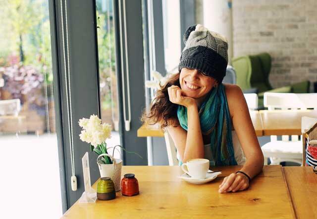 На улице прохладно, а в кафе тепло? Местные девушки легко сбрасывают верхнюю одежду и сидят в топах без рукавов: понятия "одежда не по сезону" в Израиле не существует. Фото: shutterstock (Фото: Shutterstock) На улице прохладно, а в кафе тепло? Местные девушки легко сбрасывают верхнюю одежду и сидят в топах без рукавов: понятия "одежда не по сезону" в Израиле не существует. Фото: shutterstock