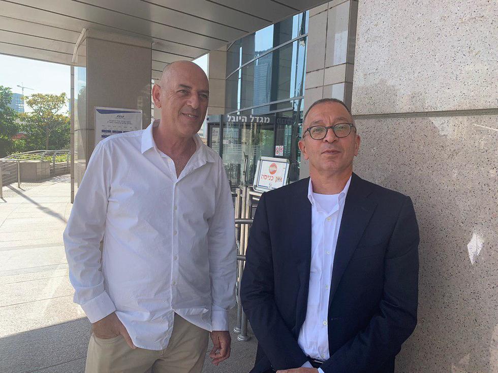 Исраэль Коэн и Боаз Бен-Цур у входа в здание минюста (צילום: רועי רובינשטיין) Исраэль Коэн и Боаз Бен-Цур у входа в здание минюста