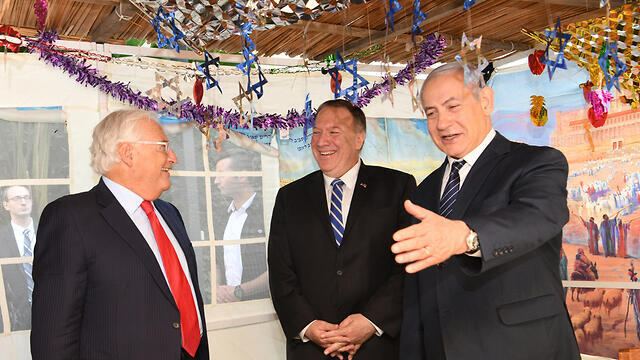 Биньямин Нетаниягу показывает послу Фридману и госсекретарю Помпео праздничную сукку в резиденции. Фото: Амос Бен-Гершом, ЛААМ