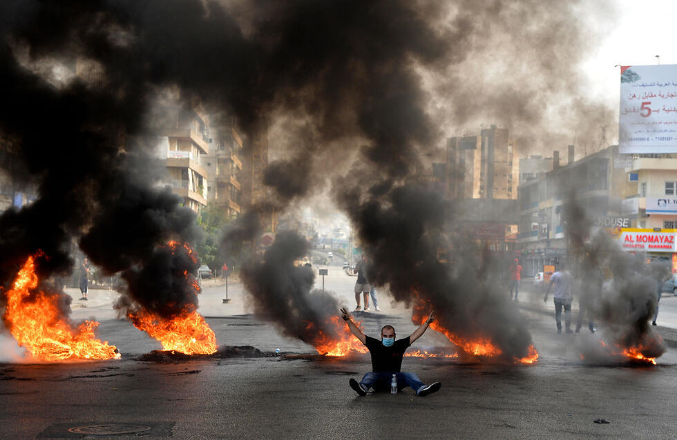 A Lebanese man protests in Beirut (Photo: EPA) (צילום: EPA) A Lebanese man protests in Beirut (Photo: EPA)