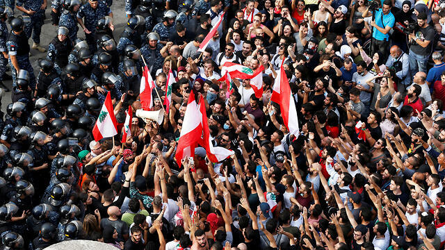 Lebanese protesters clashing with police in Beirut (צילום: רויטרס) Lebanese protesters clashing with police in Beirut