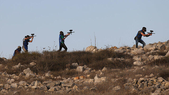 settlers at the West Bank settlement of Yitzhar confront IDF troops (Photo: Alex Kolomoisky) (צילום: אלכס קולומויסקי) settlers at the West Bank settlement of Yitzhar confront IDF troops (Photo: Alex Kolomoisky)