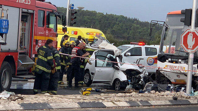 Столкновение автобуса и машины возле Кирьят-Аты. Фото: Заид Книпс и Равия Хана (צילום: זאיד כניפס ורביע חנא) Столкновение автобуса и машины возле Кирьят-Аты. Фото: Заид Книпс и Равия Хана