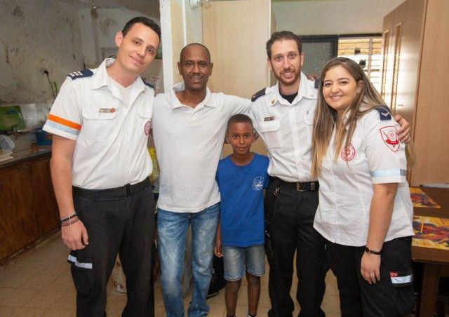 Ярин Марша с отцом и бригадой скорой помощи. Фото: МАДА