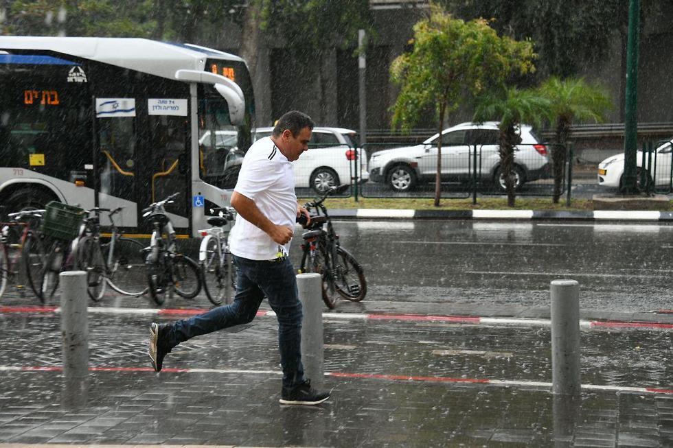 Дождь в Тель-Авиве. Фото: Яир Саги  
