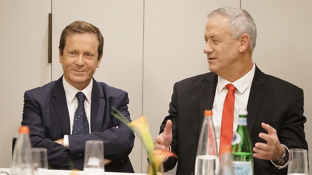 Gantz alongside Chairman of the Jewish Agency for Israel Isaac Herzog
