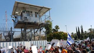 פגנה של מאות תלמידים מול בית הכלא גבעון במחאה על מעצרם של גנה בת ה-12 וראלף (הראל) בן העשר מהפיליפינים