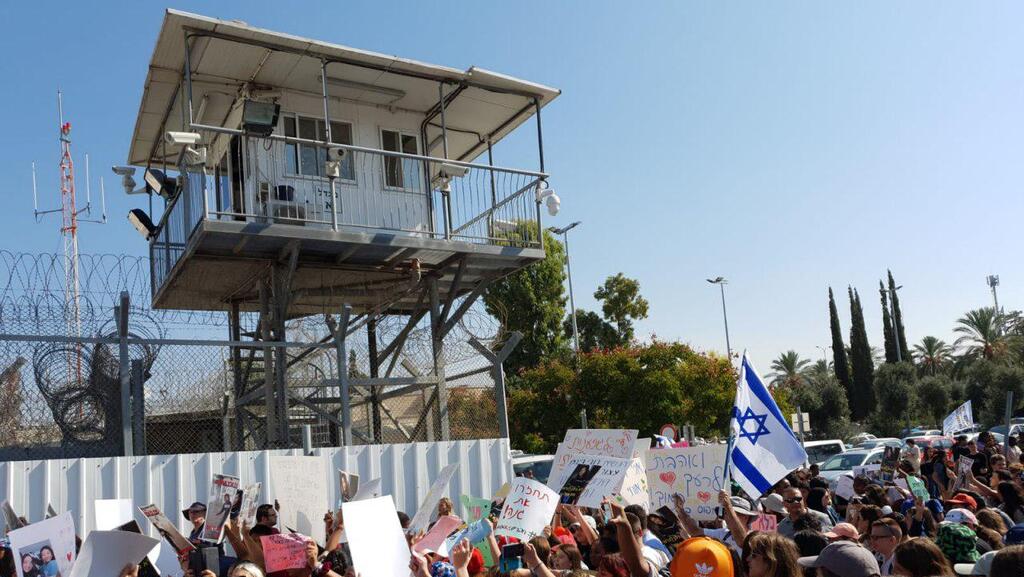 פגנה של מאות תלמידים מול בית הכלא גבעון במחאה על מעצרם של גנה בת ה-12 וראלף (הראל) בן העשר מהפיליפינים