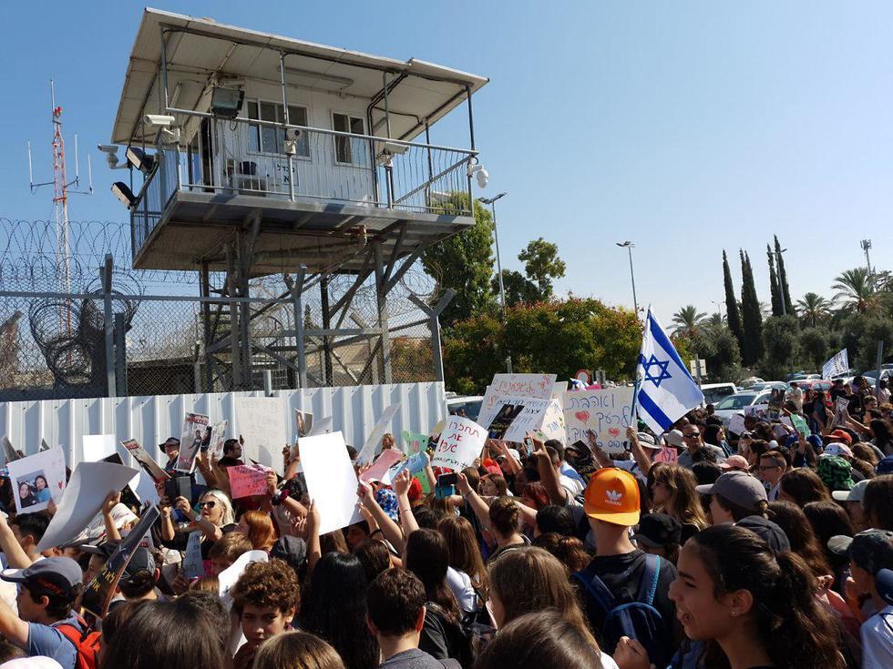 Students and teachers demonstrate against planned deportation of two of their friends to the Philippines (Photo: Yariv Katz)