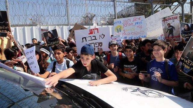 Students and teachers demonstrate against planned deportation of two of their friends to the Philippines (Photo: Yariv Katz)