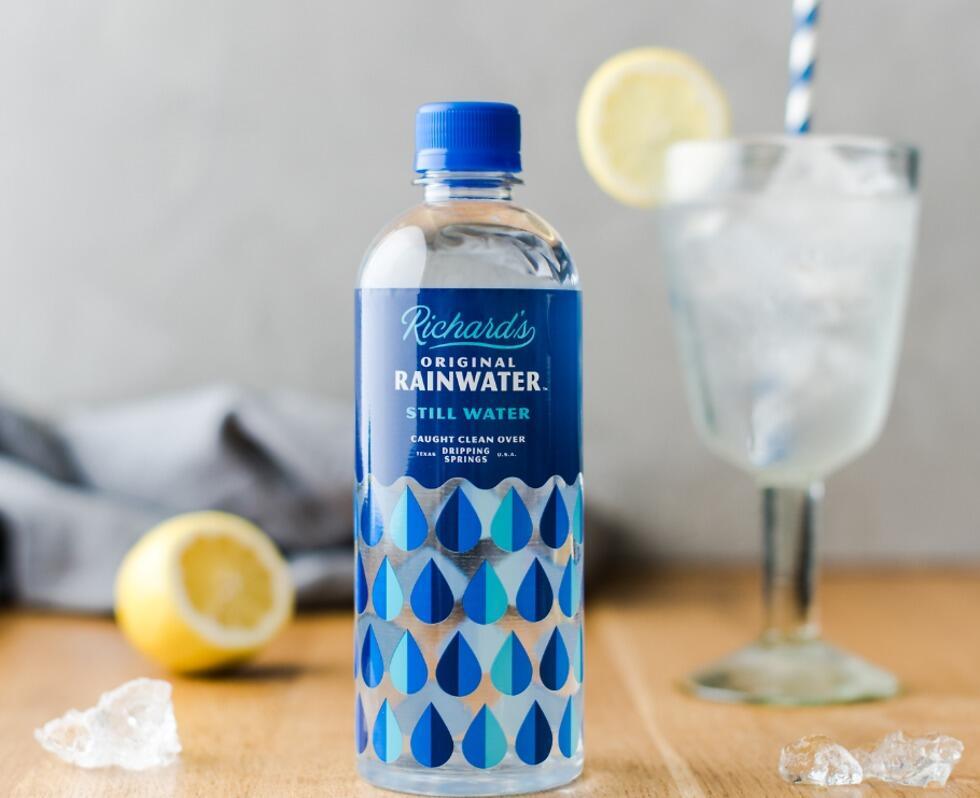 Натуральная дождевая вода от компании Richard Rainwater (צילום: אתר החברה) Натуральная дождевая вода от компании Richard Rainwater