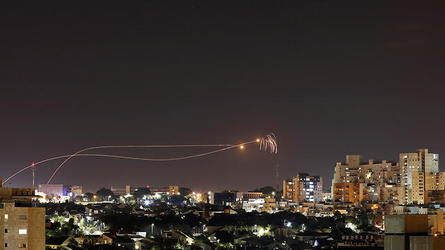 Iron Dome intercepts rockets over Israel (צילום: רויטרס) Iron Dome intercepts rockets over Israel